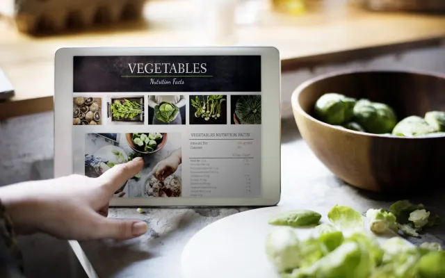 Tabletă care afișează informații nutriționale despre legume